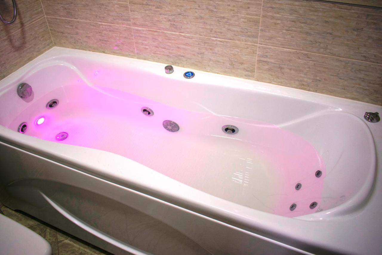 Jacuzzi New Loft Apartcomplex Kaskad, Минск - Центр Города Minsk Rum bild